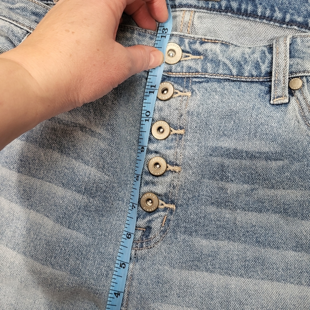 *3/$30 Sale* Torrid Light Wash Distressed High Waisted Straight Jeans sz 20 Tall - Picture 3 of 6